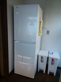 冷蔵庫とゴミ箱